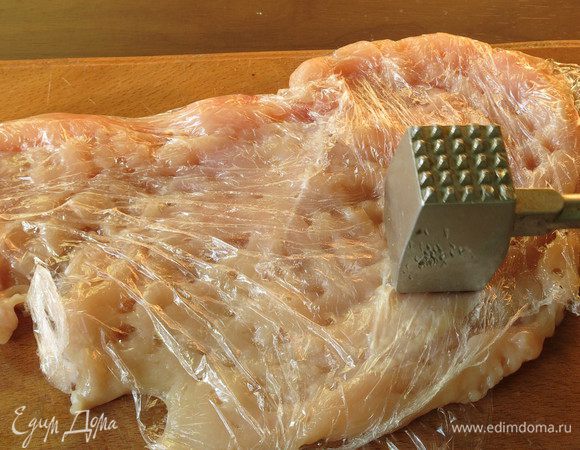 Отбиваем грудку через пленку.