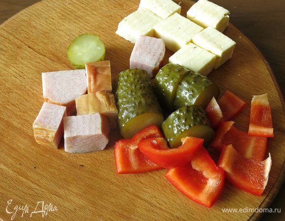 Нарезаем мясное, сыр, овощи.