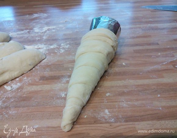 Заготовки выложить на противень, покрытый пекарской бумагой и оставить на отдых на 30 минут под пленкой. 