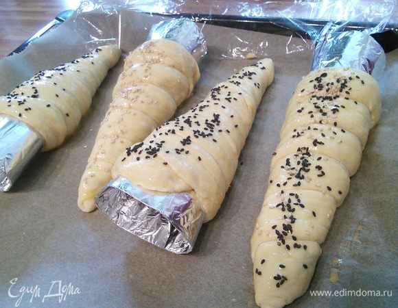 Духовку разогреть до 200°С. Булочки смазать смесью желтка и молока, посыпать маком или кунжутом, семенами льна или чем захочется и выпекать 20-25 минут.