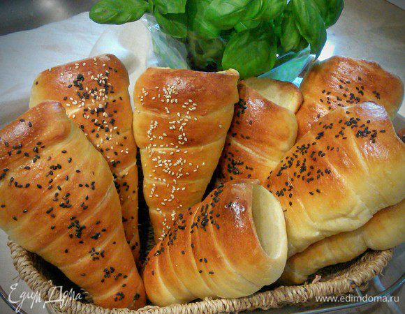 А теперь все зависит от вас :) Наполните хлебные кулечки всем, что вам по вкусу и душе! У меня это свежий хрустящий овощной салат! Рецепт здесь http://www.edimdoma.ru/retsepty/80342-vietnamskiy-ovoschnoy-salat-s-risovoy-lapshoy. Конечно салатом нужно наполнить хлебные пакетики непосредственно перед употреблением :)