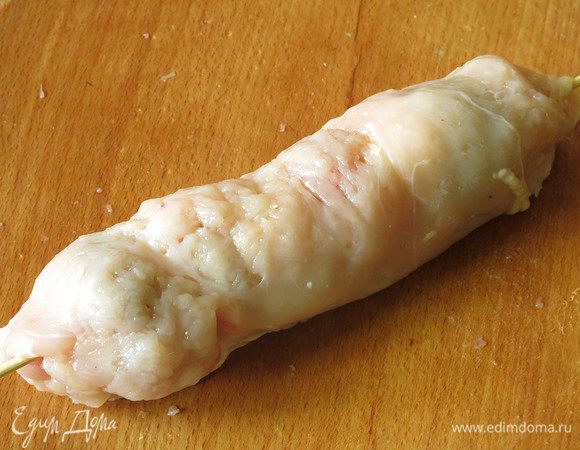Заворачиваем начинку в грудку, посоленную и поперченную, прижимаем прослойку к начинке.