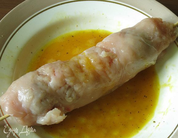 Готовим кляр — сбиваем яйцо с солью и перцем, окунаем шашлык.