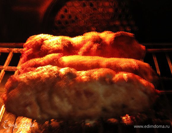 Предварительно можно немного прихватить шашлык на сковороде. Запекаем на режиме гриль и нагреве снизу-сверху на решетке 40-45 минут.