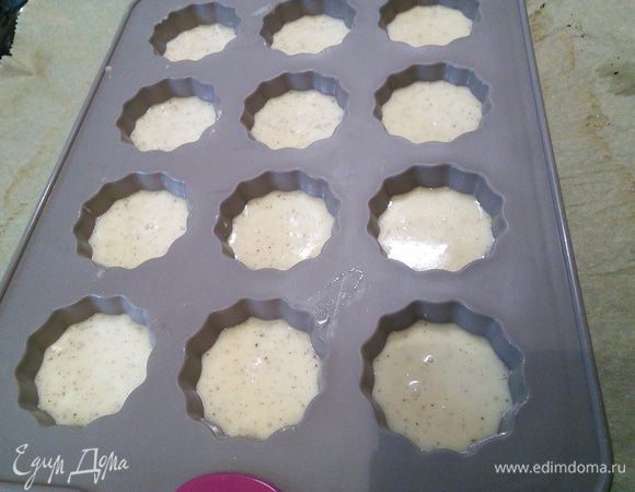 Мое тесто простояло в холодильнике 24 часа. В день выпечки формочки (даже если они из силикона) смазать тонким слоем масла и поставить форму на 30 мин в холодильник. Разогреть духовку до 210°С. Заполнить формочки на 3/4 тестом. Поставить форму на нижний уровень духовки и выпекать в течении 20 мин. Затем снизить температуру до 180°С и продолжить выпекать еще 45-50 мин до темно-золотистого цвета. 

* Запекая это лакомство таким образом, мы добиваемся типичного для каннеле эффекта карамельной корочки. Говорят, что их нужно есть свежеиспеченными! 