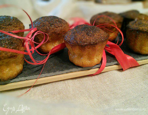 Сервировать в теплом или охлажденном виде в качестве десерта с бокалом вина, либо к завтраку с чашкой кофе или чая. 