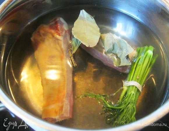 Ребрышко поставил вариться в полулитре подсоленной воды с лаврушкой и веточками укропа. Перловку я предпочитаю варить отдельно, добавив пару щепоток куркумы, что бы придать ей желтый цвет.