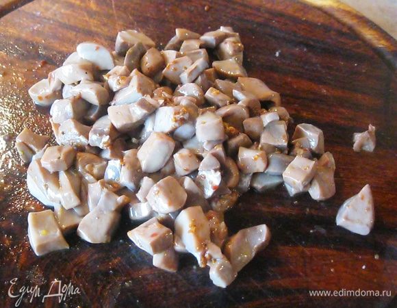 Огурцы очистил от шкурки и нарезал кубиком. Шкурки отправил в варящийся бульон. Картошку, морковку и лук тоже нарезал кубиком. Почки порубил помельче. Хотя этого делать не обязательно. Во время приготовления они уменьшаться почти в два раза. Дело вашего вкуса.