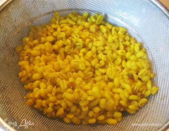 Пока я занимался нарезкой, бульон приготовился, да и перловка почти сварилась. Пеловку откинул в дуршлаг, бульон процедил и вернул в кастрюлю. Положил в бульон перловку и картошку. Пусть варятся, а я займусь заправкой.