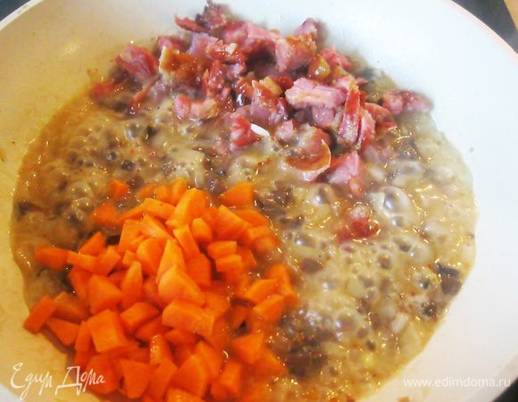 В небольшом количестве растительного масла спассеровал лук. Когда он стал полупрозрачным добавил почки. Почки дали много сока, оставил их потушиться три минуты. За это время срезал с ребрышка мясо и нарезал его кусочками. Когда почки слегка потемнели, а лишняя влага выпарилась, добавил в сковородку свинину, морковь, а вместо соли половник огуречного рассола. Хорошенько перемешал и оставил тушиться под крышкой на среднем огне.