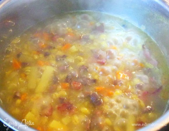 Можно класть в кастрюлю огурци, добавив вместе с ними пару половников рассола. Готовность заправки определяю по моркови. Когда она станет почти мягкая, заправку можно выкладывать в кастрюлю.