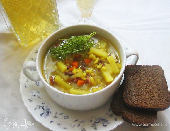 Рассольник почти готов. Оставил его потомиться под крышкой минут десять на огне ниже среднего.
Я люблю погуще. Щедро наложил себе с самого дна. Добавил укроп и заправил молотым перцем. Отличный рассольник получился. Душистый, острый с ароматом копчужки. Съем еще порцию, добавив немного чесночка. Зачем такую прелесть в холодильнике держать.
