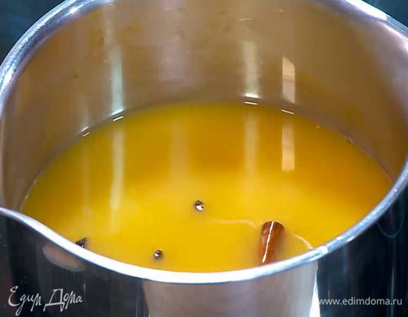 Апельсиновый сок влить в маленькую кастрюлю, добавить лимонную цедру, корицу, бадьян, гвоздику и все прогреть.