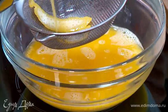 В кускус влить через сито прогретый апельсиновый сок, накрыть крышкой и дать настояться.
