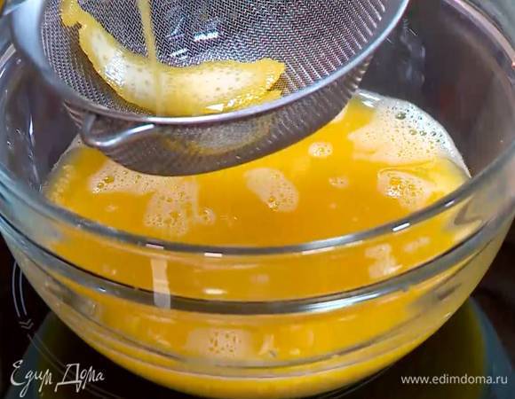 В кускус влить через сито прогретый апельсиновый сок, накрыть крышкой и дать настояться.