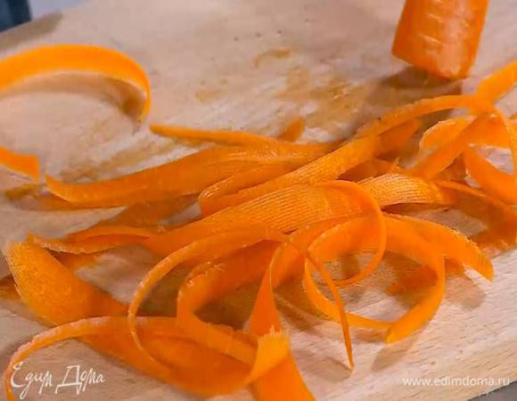 Морковь почистить и нарезать тонкими полосками (можно воспользоваться овощечисткой).