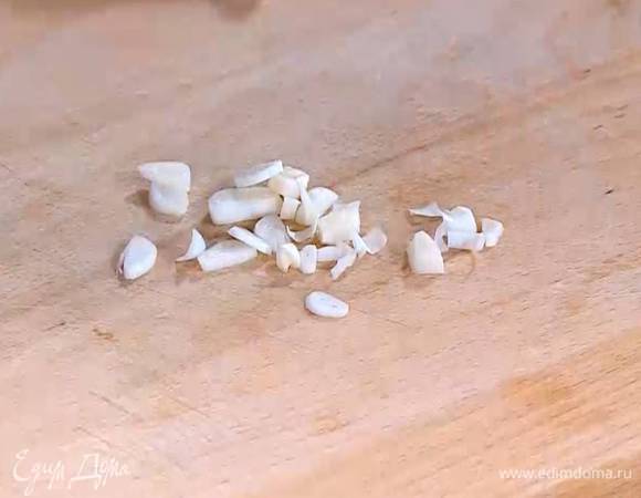 Чеснок почистить и мелко порезать.