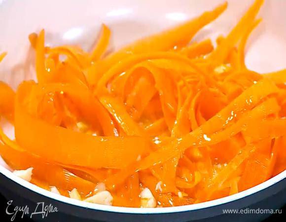 Разогреть в сковороде оливковое масло, выложить морковь и чеснок, добавить мед, посолить, влить лимонный сок, уксус, перемешать и немного прогреть, так чтобы морковь была не вареной, а хрустящей.