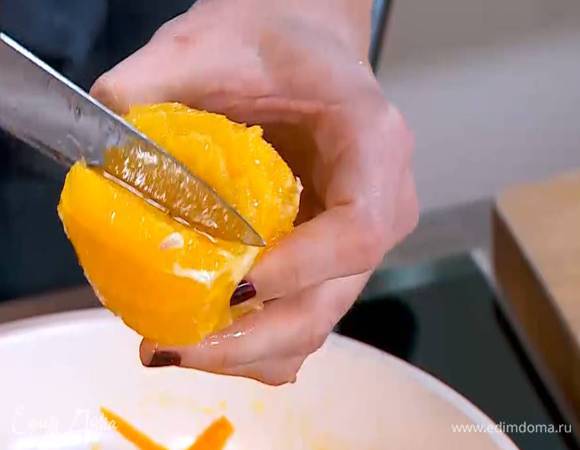 С апельсина срезать кожуру, затем вырезать мякоть, сохранив выделившийся при этом сок.