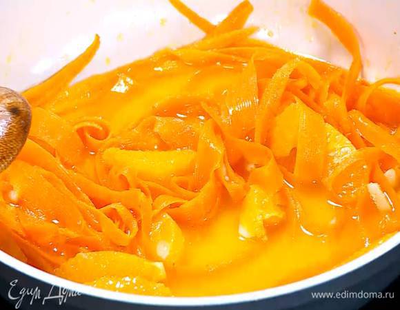 Мякоть апельсина вместе с соком добавить в сковороду с морковью, еще раз посолить и перемешать.