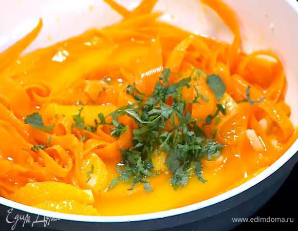 Мяту мелко порубить, добавить к моркови и перемешать.