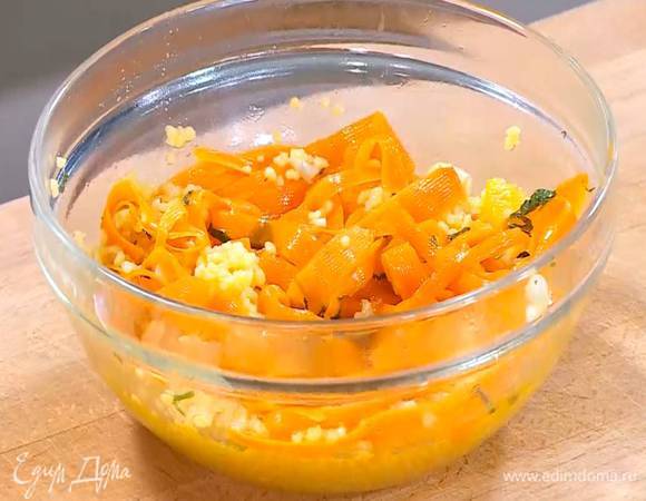 К набухшему кускусу выложить морковь и все перемешать.