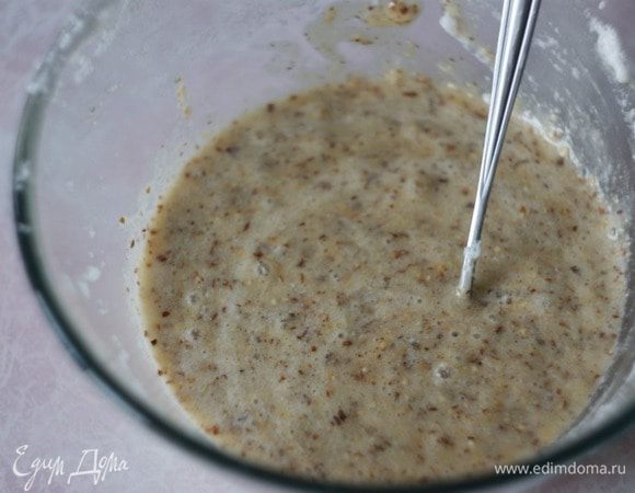 Делаем тесто. Смешиваем оба вида муки, сахарную пудру. Вливаем немного остывшее масло.
Белки взбиваем до плотной пены и вводим в тесто, аккуратно промешивая.