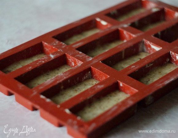 Выкладываем в формочку тесто, укладываем ананасы. У меня уже порезанные были и в каждое будущее финансье я уложила по 2-3 маленьких кусочка.
Посыпаем сверху пралине.

Выпекаем при 150°C около 30 минут.

У меня не самая золотистая корочка — можно их было и еще подержать. Так что смотрите на свой вкус.

Приятного чаепития!