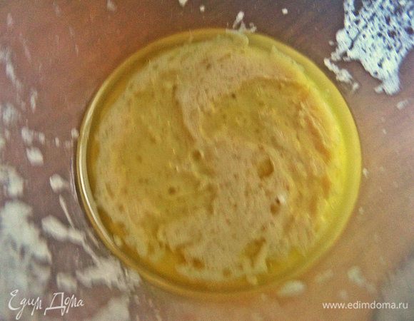 Дрожжи смешиваем с теплой водой и маслом. Даем немного постоять.