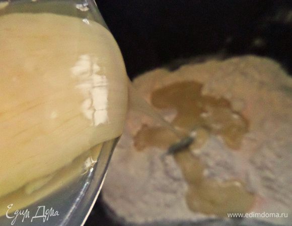 В хлебопечке смешиваем муку с солью, вливаем жидкий состав.