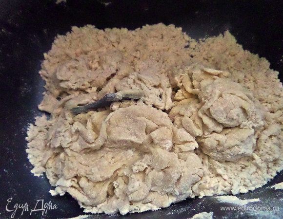 Если тесто плохо собирается в комок, добавьте по ложке воды.