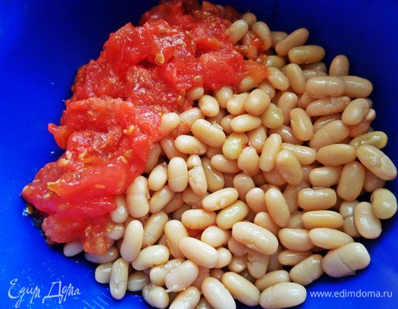 Пока готовим начинку. Томат очистить от кожицы и порубить. Фасоль заранее отварить или взять консервированную, сцедив всю жидкость.