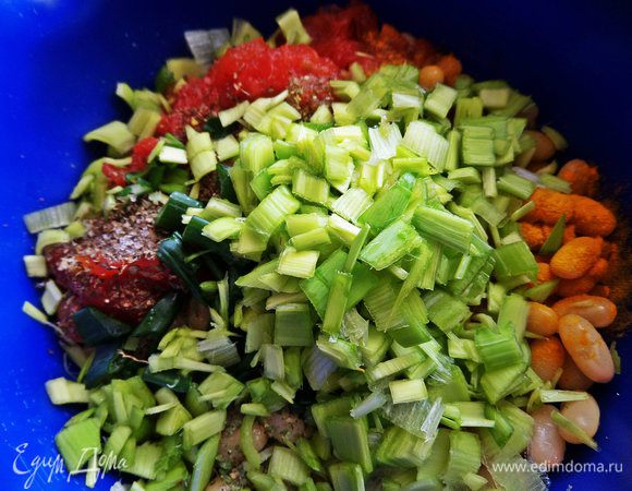 Зеленый лук покрошить тоже.