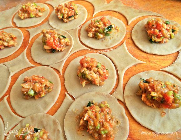 Положить в центр каждого по ложке начинки.