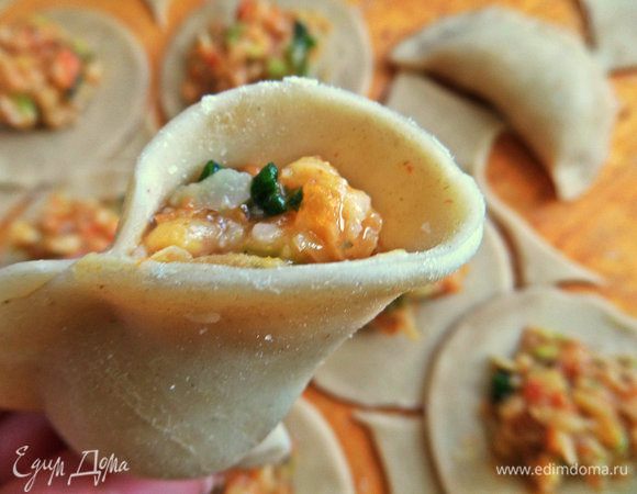 Залепить на манер пельмешки плотно по краям.