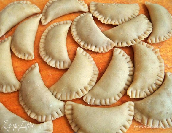 Получилось 18 заготовочек. Вот так, в один ряд, их можно заморозить и доставать перед готовкой.