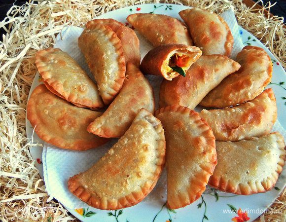 Вынимаем вначале на салфетку, потом переносим на тарелку.