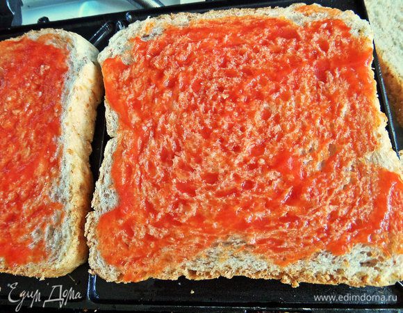 Смажем два куска хлеба с отрубями томатной пастой или кетчупом.