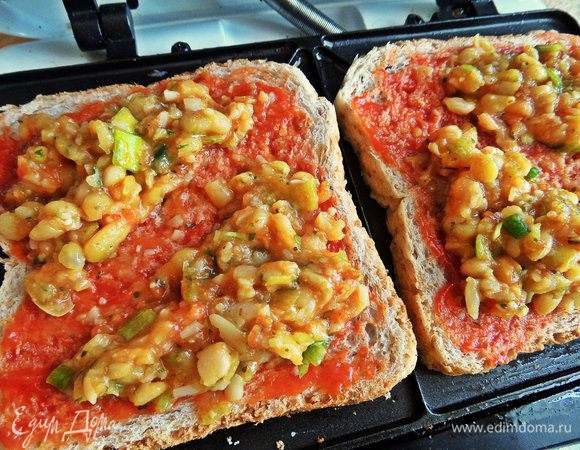 Распределяем оставшиеся 4 ст.л. начинки на ломтики.