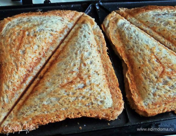 Накрываем вторыми ломтиками хлеба и жарим до готовности. 