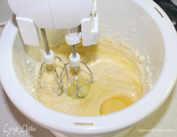 Сливочное масло взбейте с сахаром. Продолжая взбивать, добавьте по одному яйца.