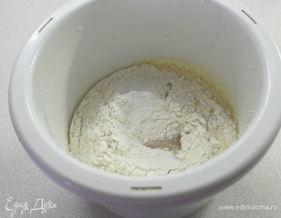 Затем добавьте муку, разрыхлитель и мед. Замесите мягкое однородное тесто.