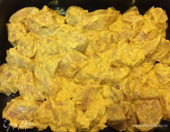 Духовку нагреть до 200°C. Противень смазать растительным  маслом, переложить в него курицу и жарить в духовке минут 25-30.