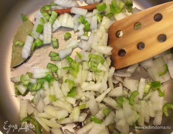 Добавить 2 головки лука и острый перец.