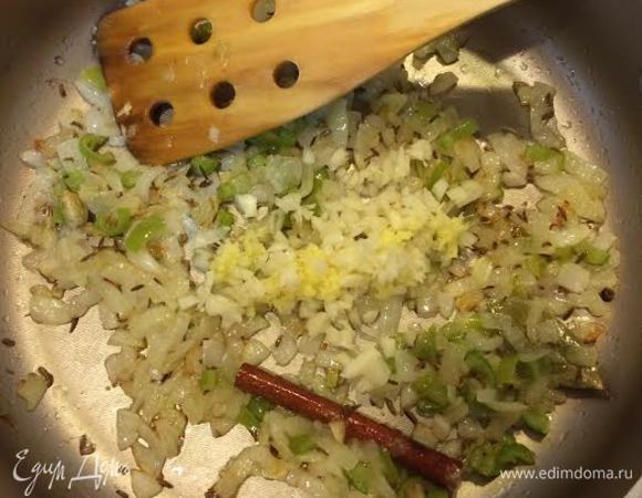 Когда лук станет золотистого цвета, добавить чеснок и имбирь.