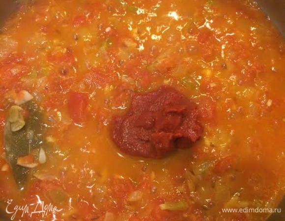 Добавить томатную пасту и перемешать.