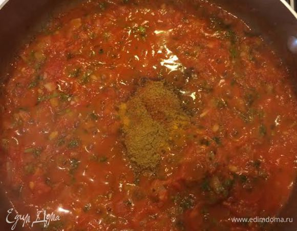 Добавить специи и перемешать. Накрыть крышкой и потушить минут 5.