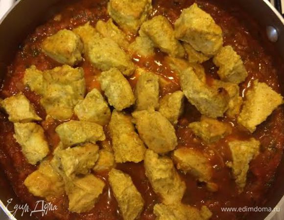 Готовую курицу добавить в соус и хорошо перемешать.