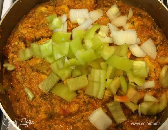 Нарезать крупно 1 головку лука и 1 болгарский перец. Добавить лук, перец и 50 (мл) сливок, перемешать.