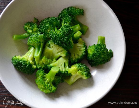 Важно! Все ингредиенты комнатной температуры! Итак, подготовить первым делом брокколи. Помыть и разделить на небольшие соцветия. Вскипятить воду с щепоткой соли, положить капусту, подождать, когда вода опять закипит и сразу достать из воды. Ополоснуть холодной водой и обсушить.